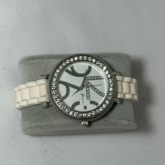 Elegant White‎ and Silver Women's Watch - Picture 1 of 2